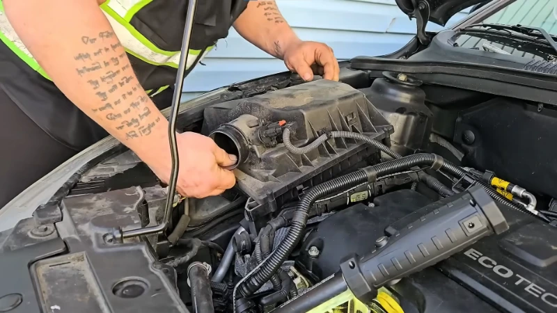 Mobile mechanic in Columbia SC working on a car at the customer location